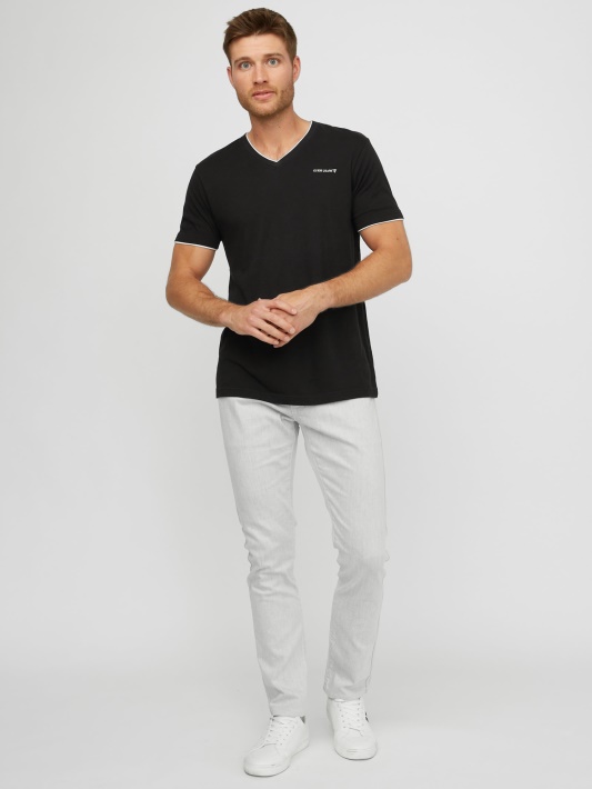 Atspėti Armin V-neck T Jet Juoda