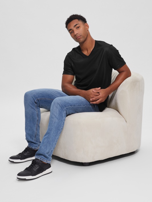 Juodas Mason Yoke V-neck Tee Spėjimas